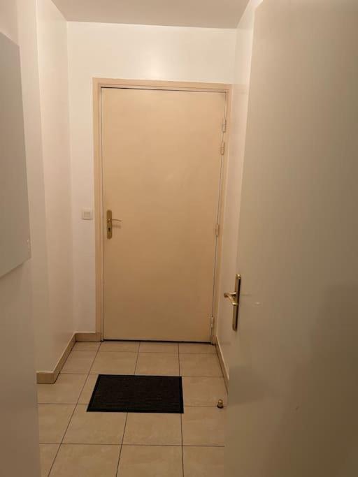 קלישי Studio A 2 Pas Du Metro מראה חיצוני תמונה