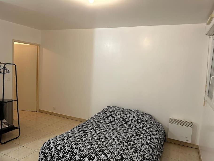 קלישי Studio A 2 Pas Du Metro מראה חיצוני תמונה